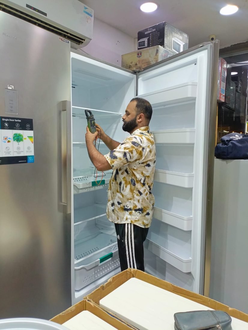 Diagnosing a single-door fridge with a clamp meter in Jeddah
